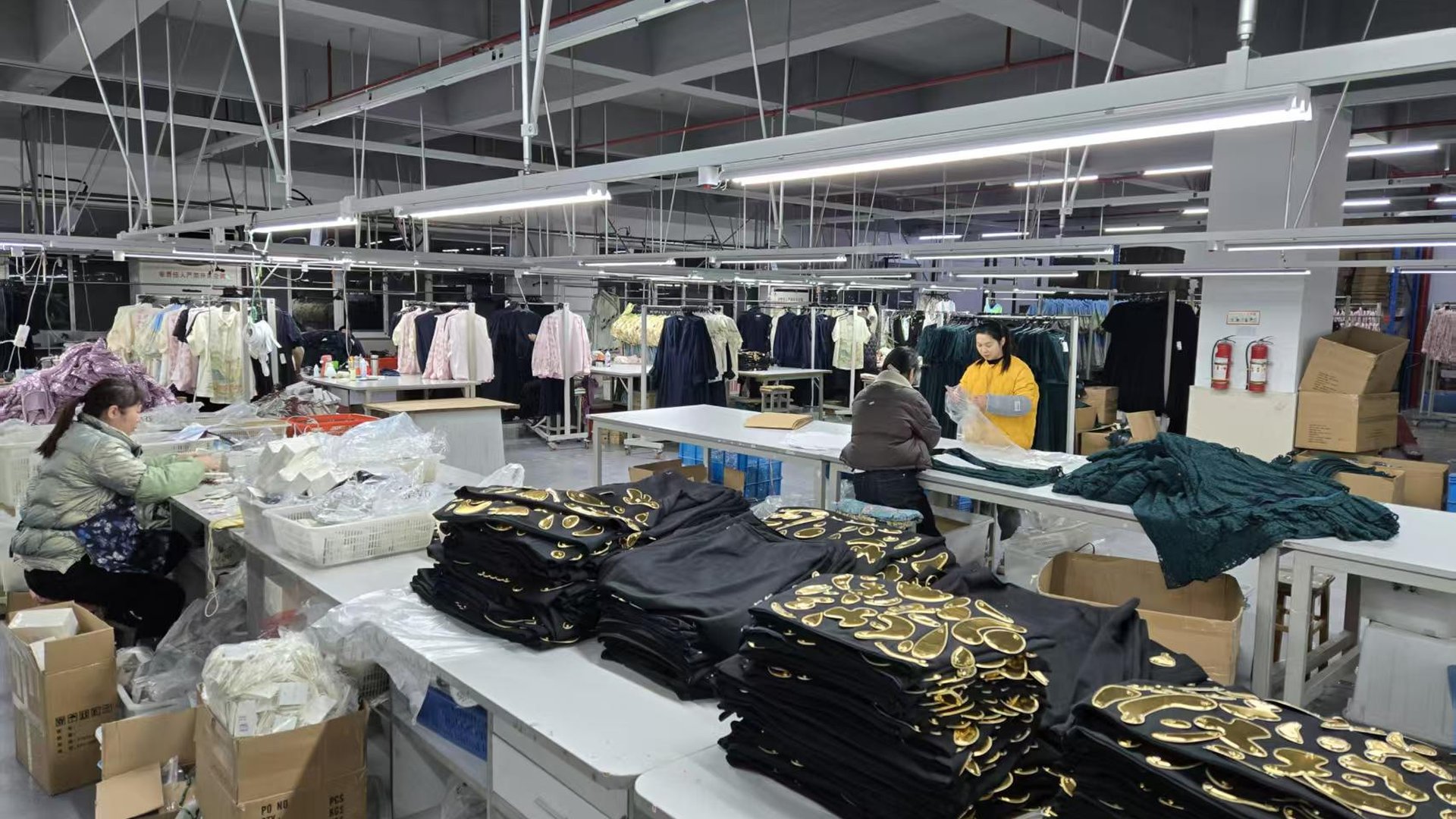 Private label clothing supplier Deepwove Hangzhou trim coordination — woven labels, hangtags, and pack-inserts assembled before garment finish